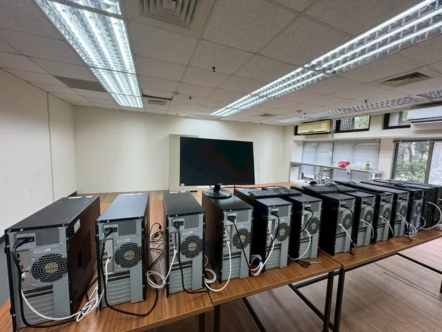 裝修前：原有空間與集中擺放的電腦設備。
