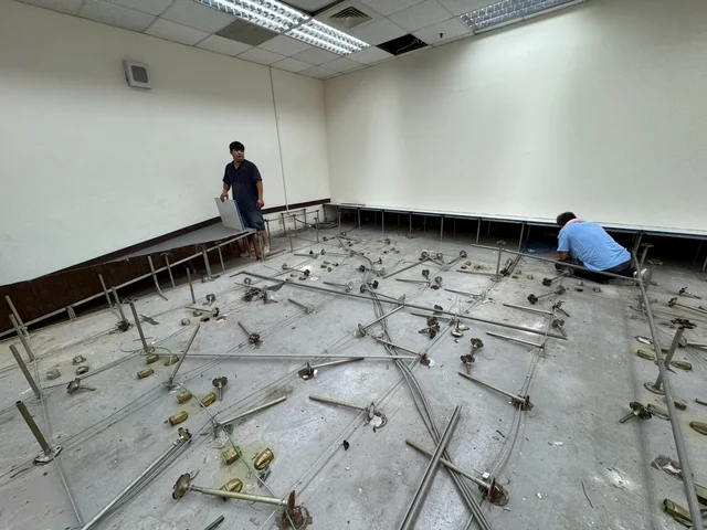 裝修中：架高地板施工中的支架與作業現場。