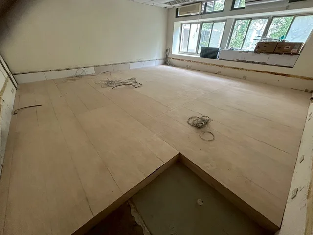 裝修中：地板鋪設與預留線路