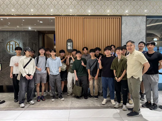 聚餐後的團隊合影